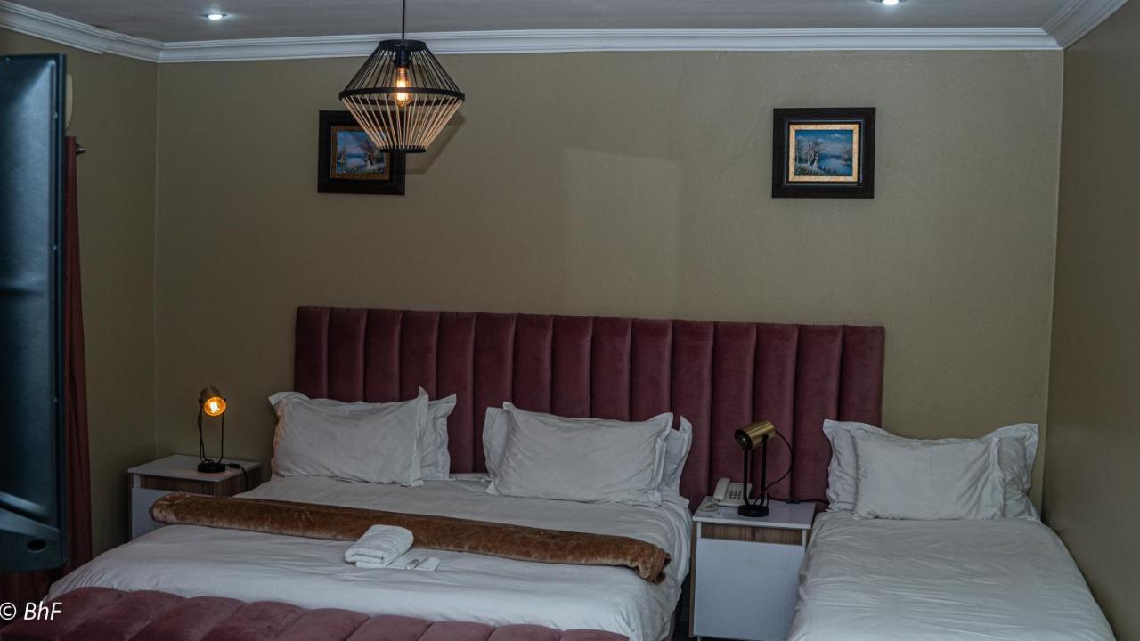 Henry George Guest House Pretoria-Noord Exteriör bild