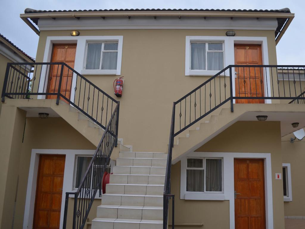 Henry George Guest House Pretoria-Noord Exteriör bild